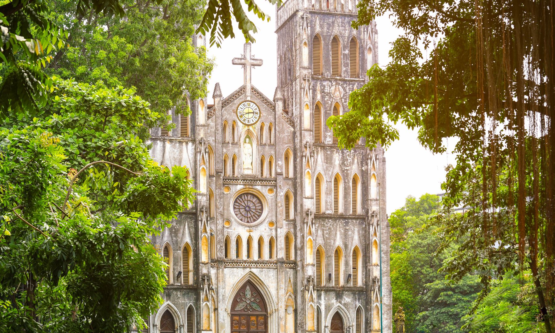 昔ながらの街並みが残る旧市街やハノイ大教会を徒歩でご案内